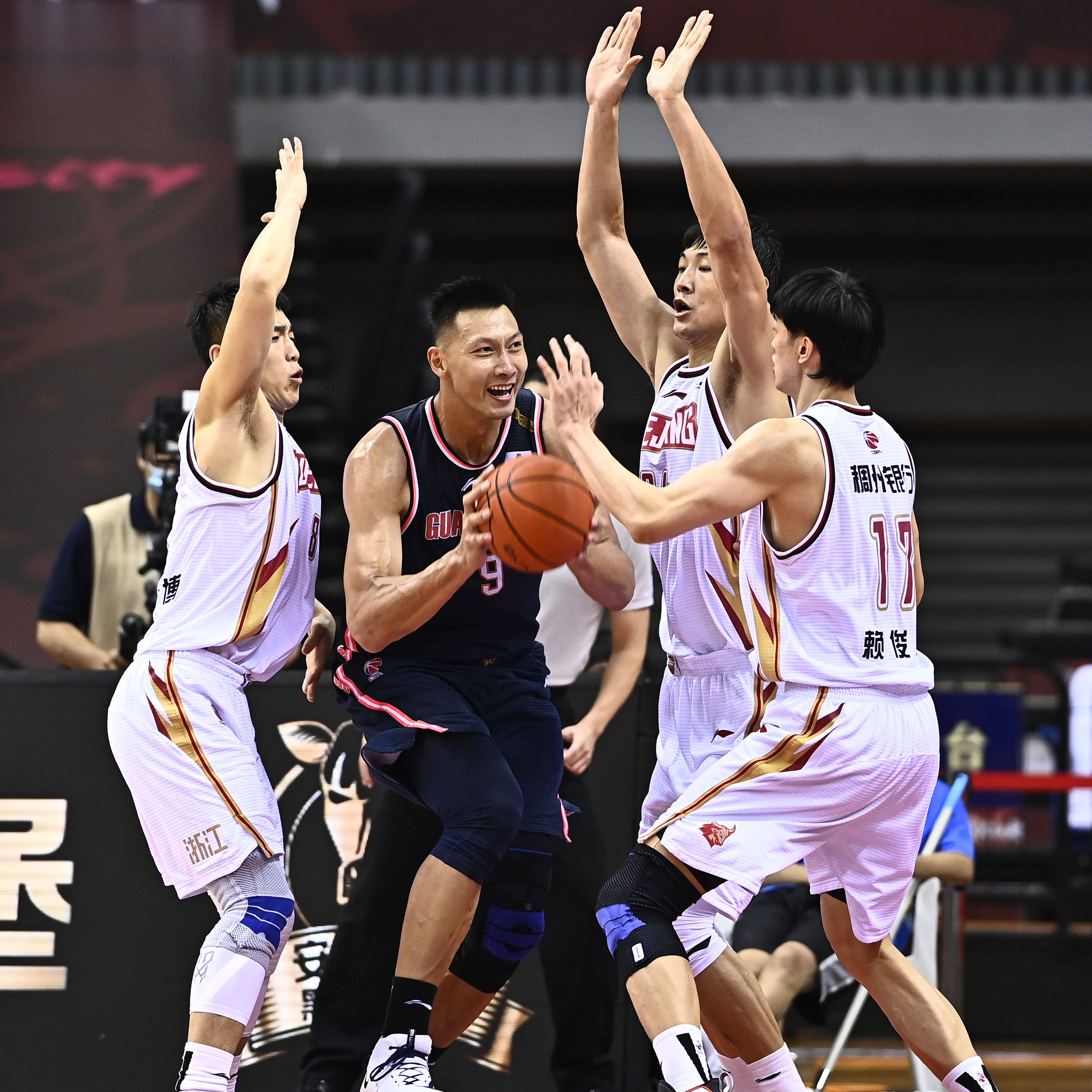 今年会平台 -风云突变！新疆广汇赛后完成体检；CBA常规赛版图或变；气氛紧张；临场指挥获称赞 